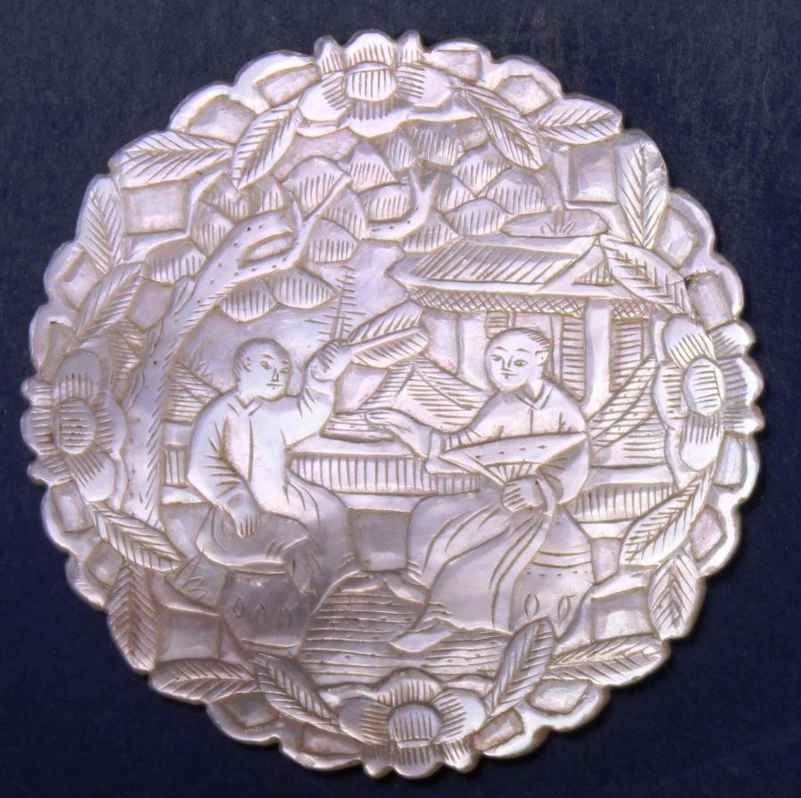 Deep-carved round with super artwork and m-o-p