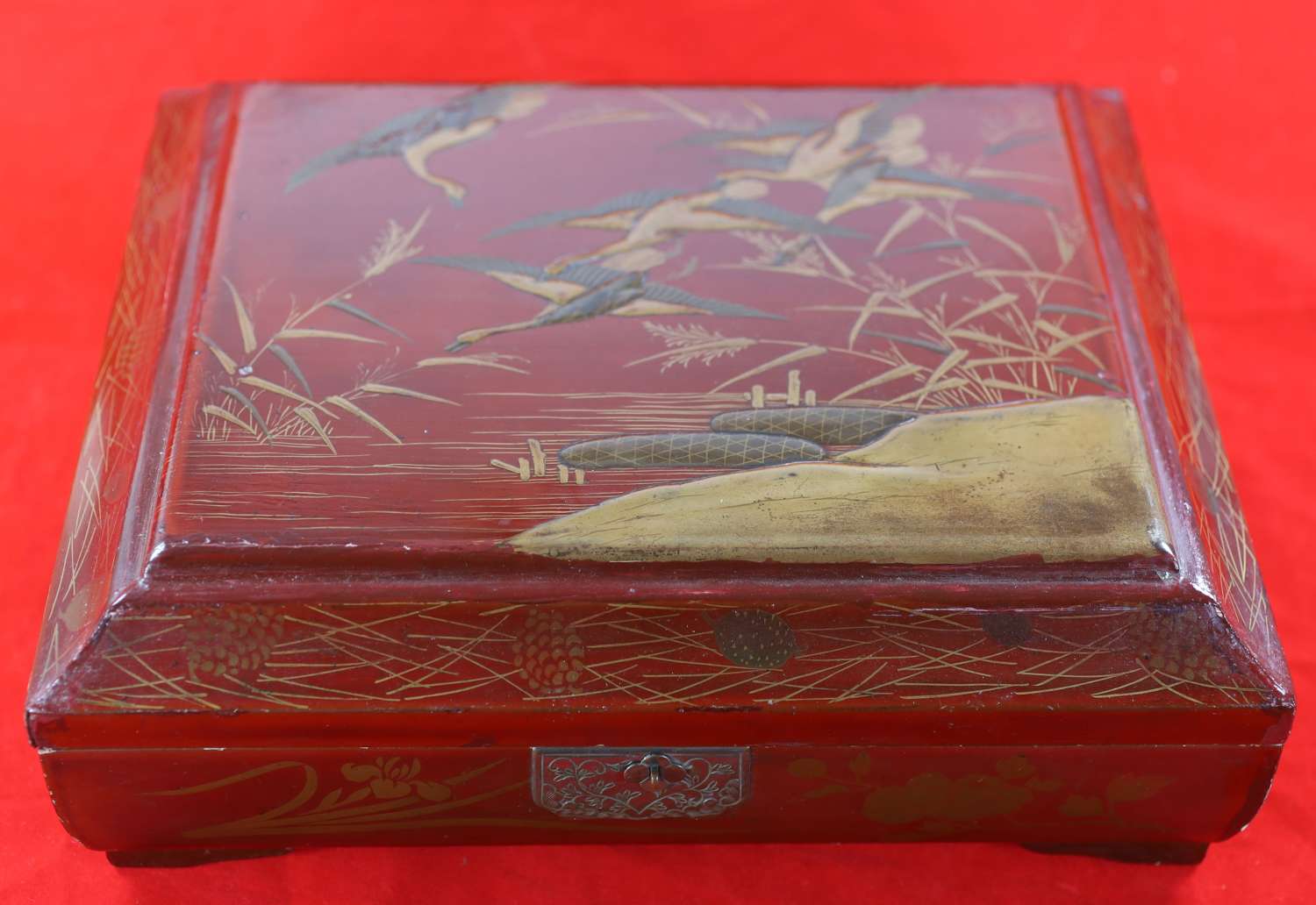 JAPANESE LACQUER BOX WITH 139 CHINESE COUNTERS