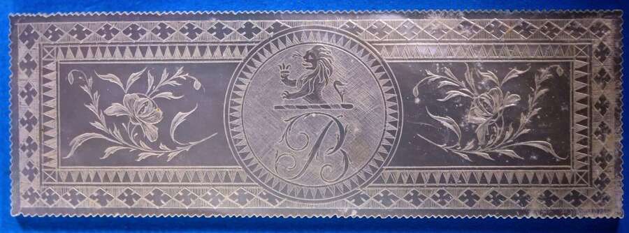 Counter with crest for unidentified family.